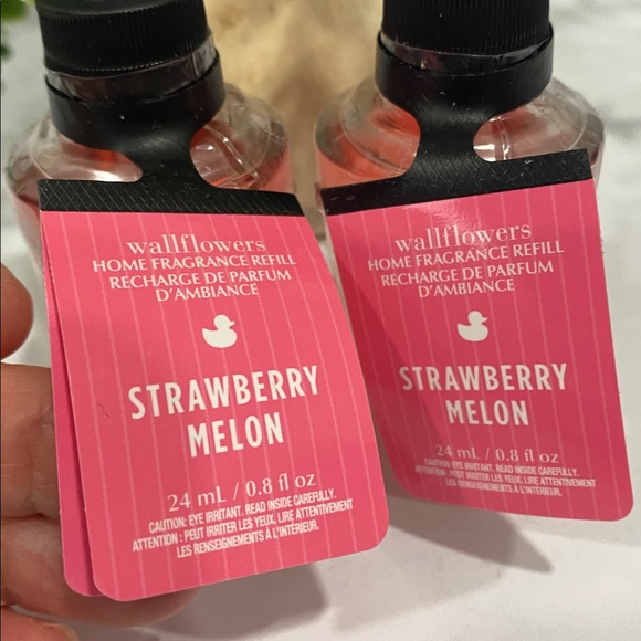 Bath & Body Works White Barn Wallflowers “Strawberry Melon” Refills - Picture 2 of 4